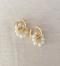 Load image into Gallery viewer, Pearl Daisy earrings