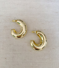 Load image into Gallery viewer, Chunky Hoop earrings
