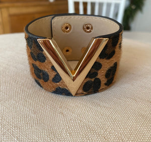 Leopard V cuff