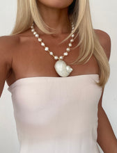 Load image into Gallery viewer, Shell on Pearl necklace