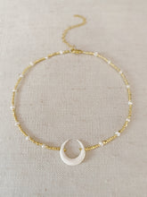 Load image into Gallery viewer, Horn on Pearl choker