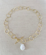 Load image into Gallery viewer, Freshwater Pearl on Oval Chain necklace